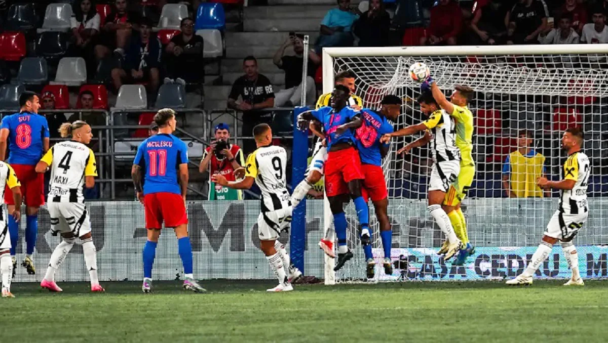 Максим Таловєров (ліворуч) у матчі проти Стяу / ФК ЛАСК