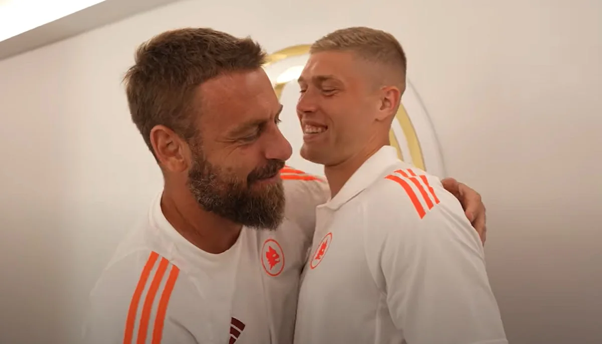 Даниэле Де Росси и Артем Довбик / Стоп-кадр из видео