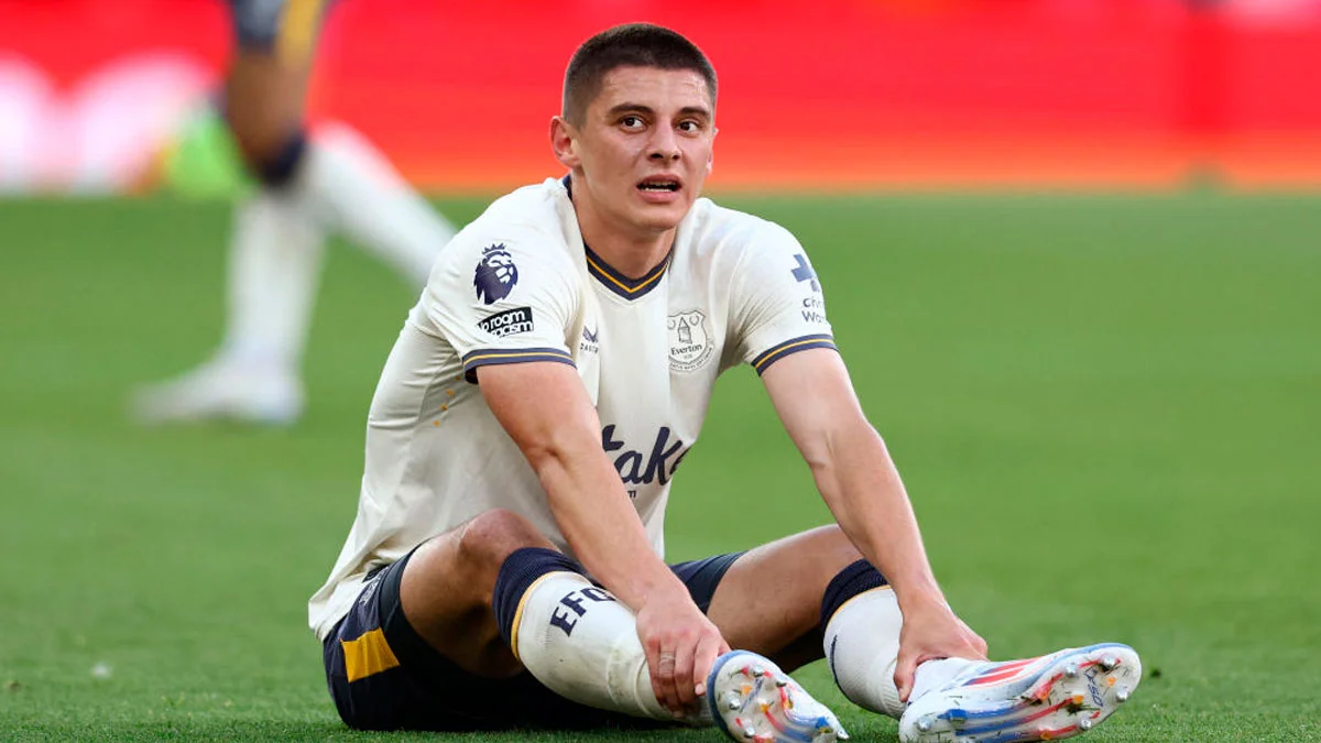 Миколенко не смог доиграть даже первый тайм с Астон Виллой / DARREN STAPLES/AFP via Getty Images