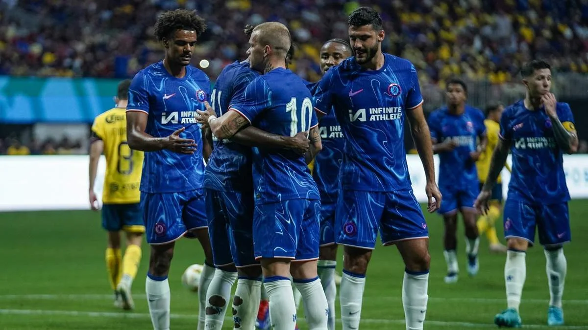 Михаил Мудрик (в центре) / Elijah Nouvelage / AFP