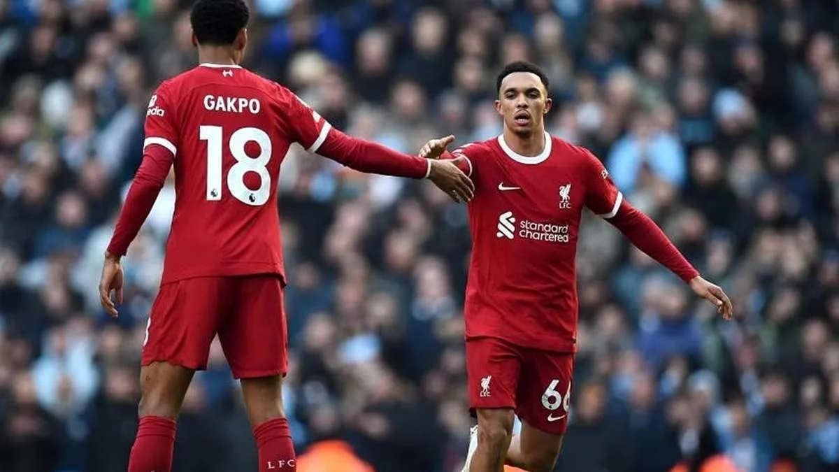 Трент Александер-Арнольд та Гакпо / фото: EPA-EFE