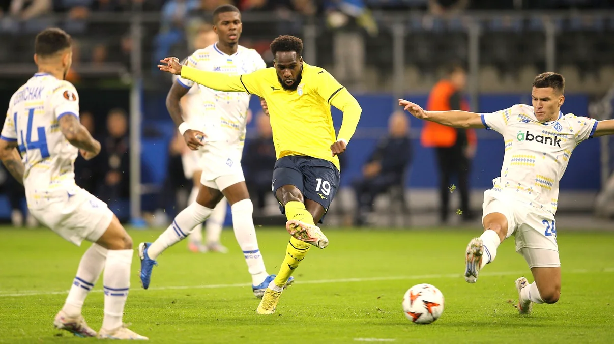 Булай Діа у боротьбі з динамівцями / фото: Claus Bergmann/picture alliance via Getty Images