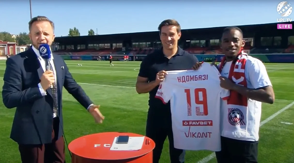 Ноа Ндомбазі (праворуч) / Стоп-кадр з відео