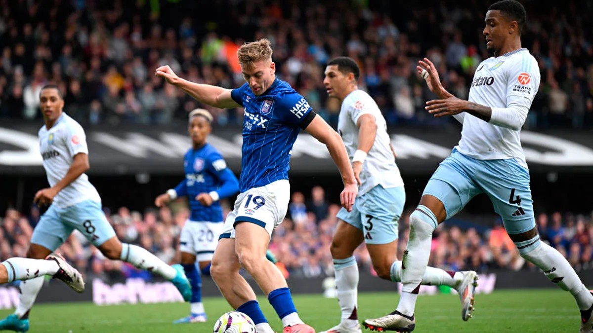Лиам Дилеп забивает второй гол в ворота Астон Виллы / Justin Setterfield/Getty Images