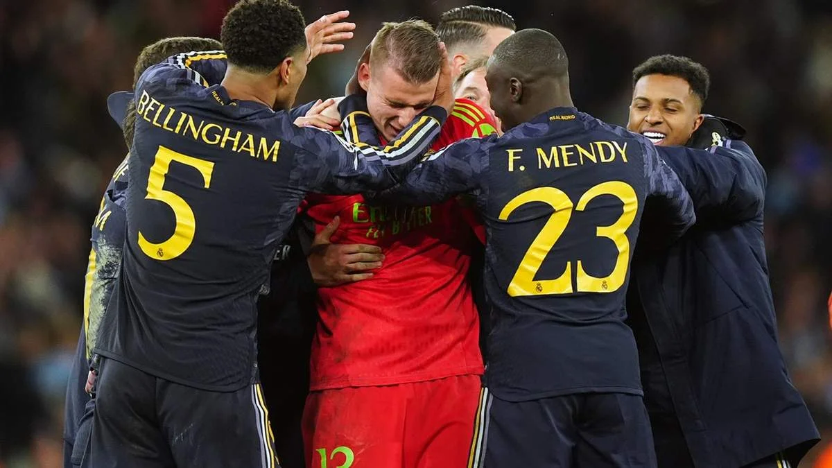 Лунін в обіймах партнерів / Getty Images