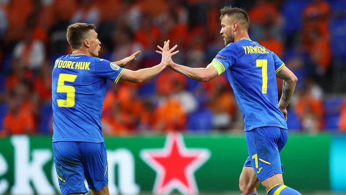 Сергій Сидорчук і Андрій Ярмоленко / фото: UEFA via Getty Images