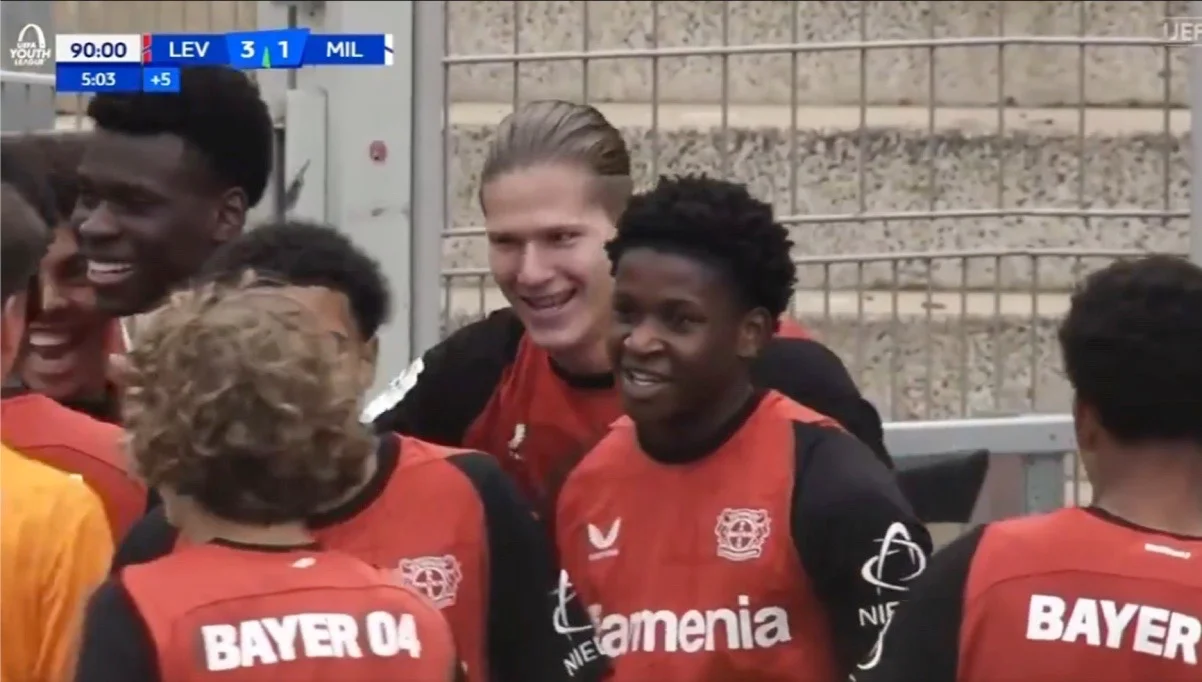 Артем Степанов (позаду) / Скрін