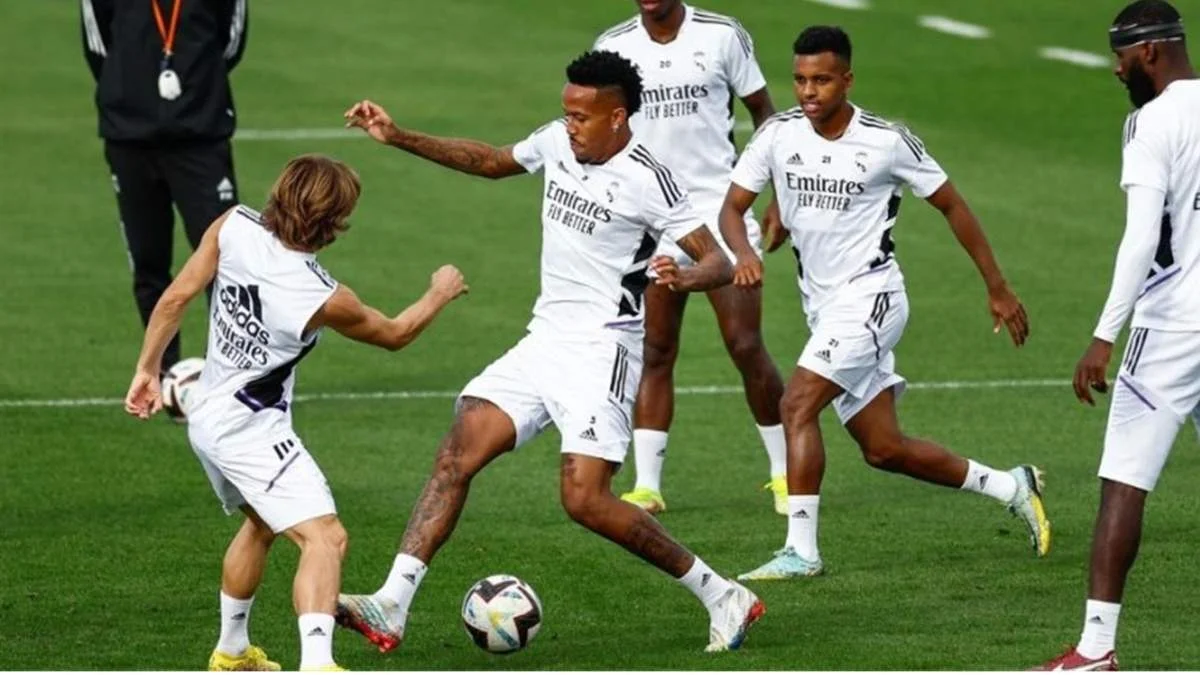 Эдер Милитао (в центре) / фото: EFE/Rodrigo Jiménez.