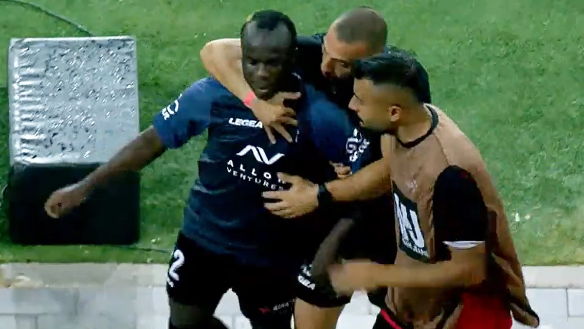 Самба Диалло в объятиях партнеров / Стоп-кадр из видео