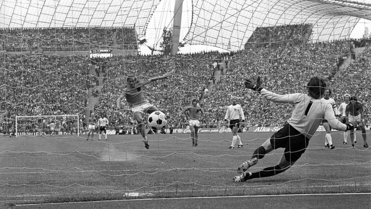 Йохан Неескенс забивает в финале ЧМ-1974 / Pro Shots