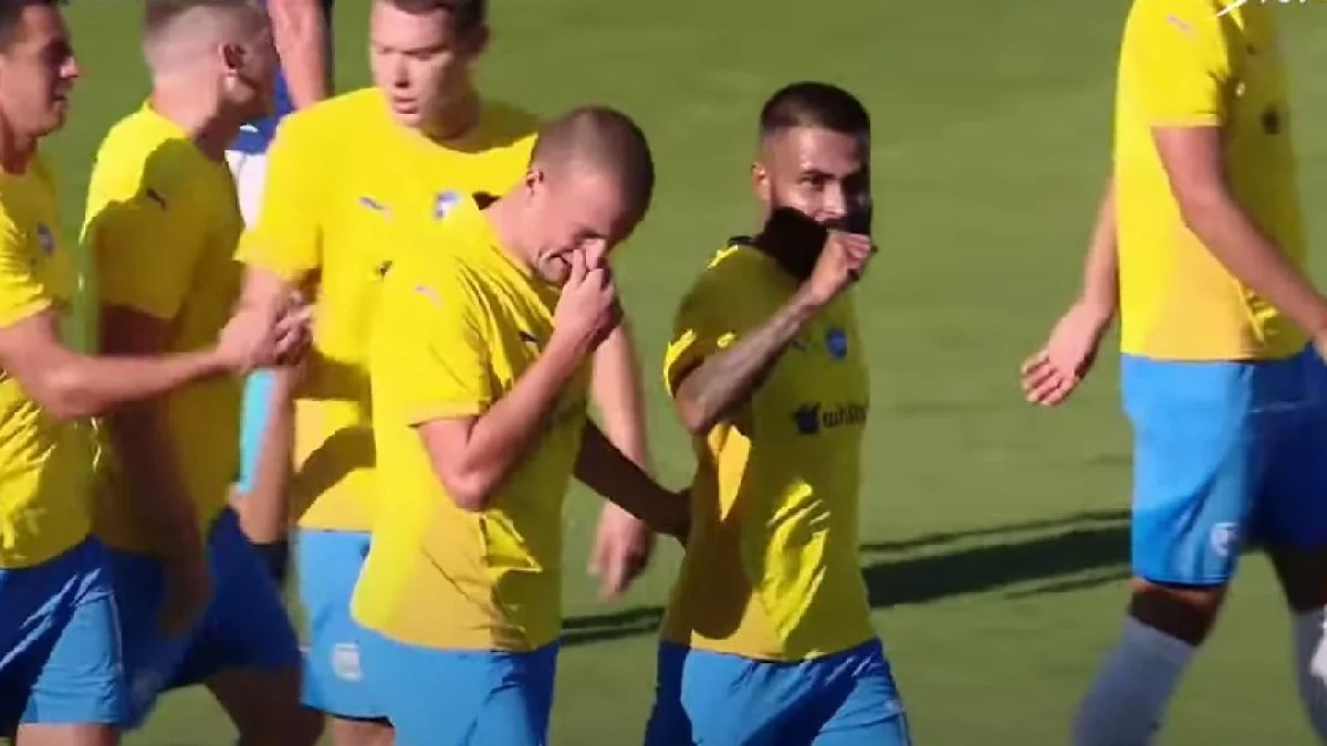 Ари Моура празднует забитый мяч / скриншот