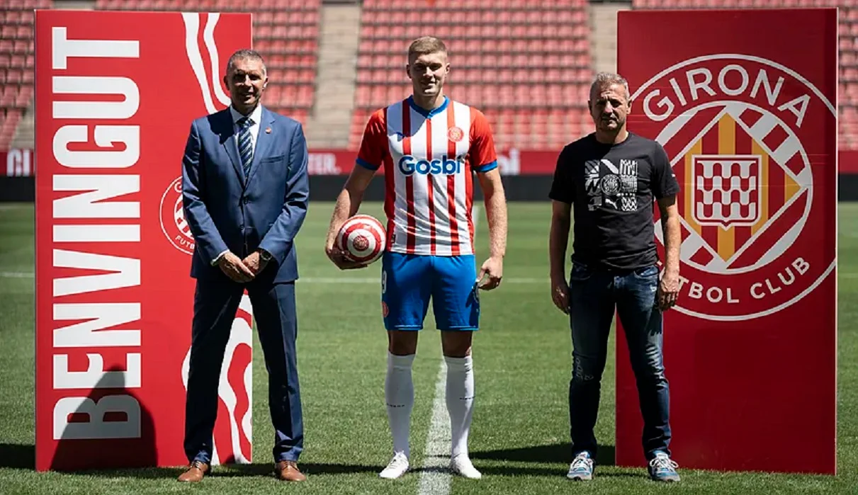 Карсель (справа) на презентації Довбика в Жироні / EFE