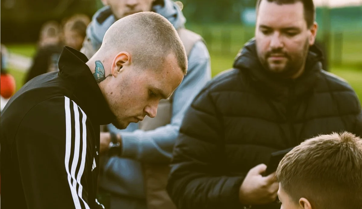 Михайло Мудрик роздає автографи / Фото УАФ