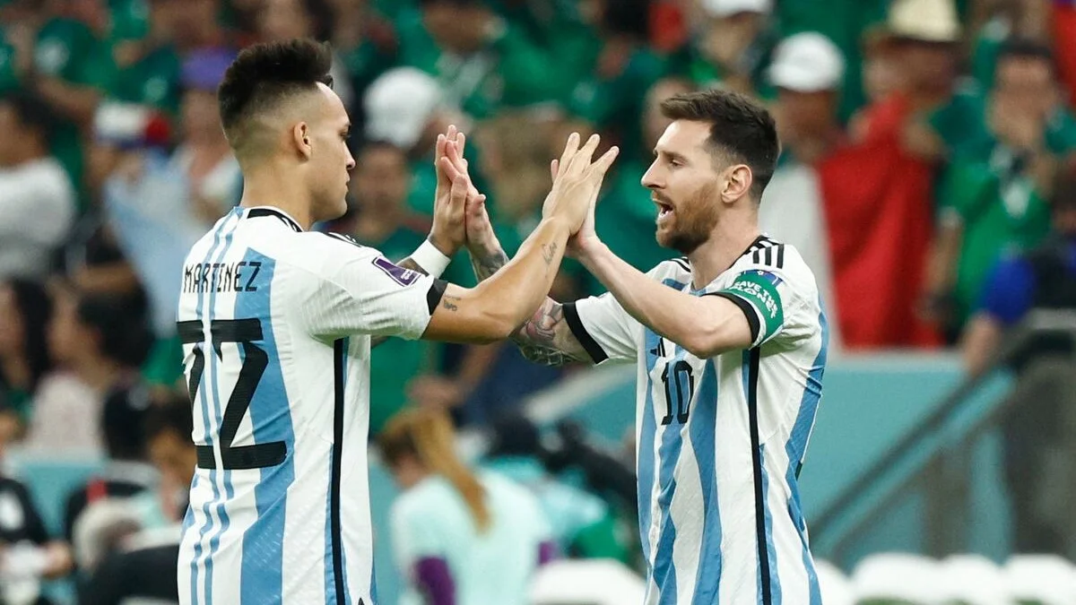 Лаутаро Мартинес и Лионель Месси / EFE