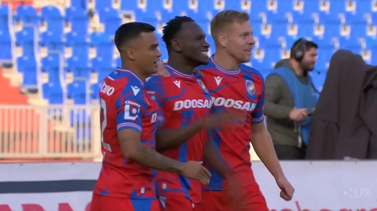 Прінс Аду святкує гол / скріншот з відео