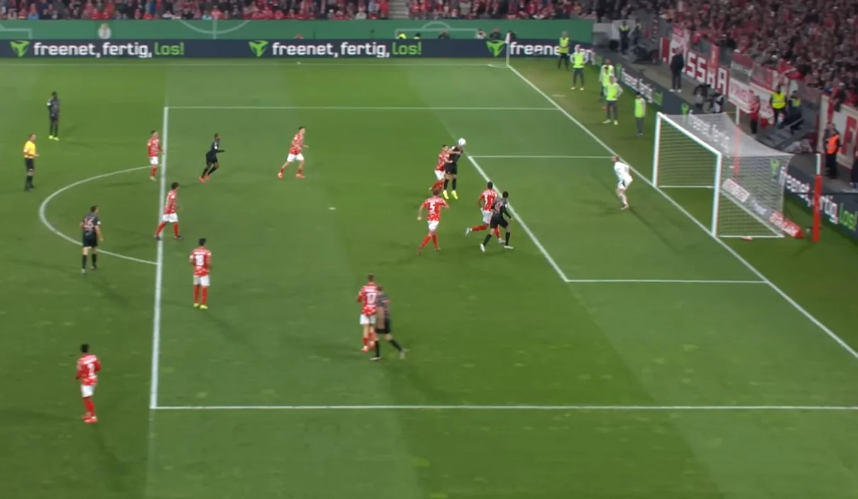 Второй гол Баварии действительно выглядит "оффсайдным" / Скрин