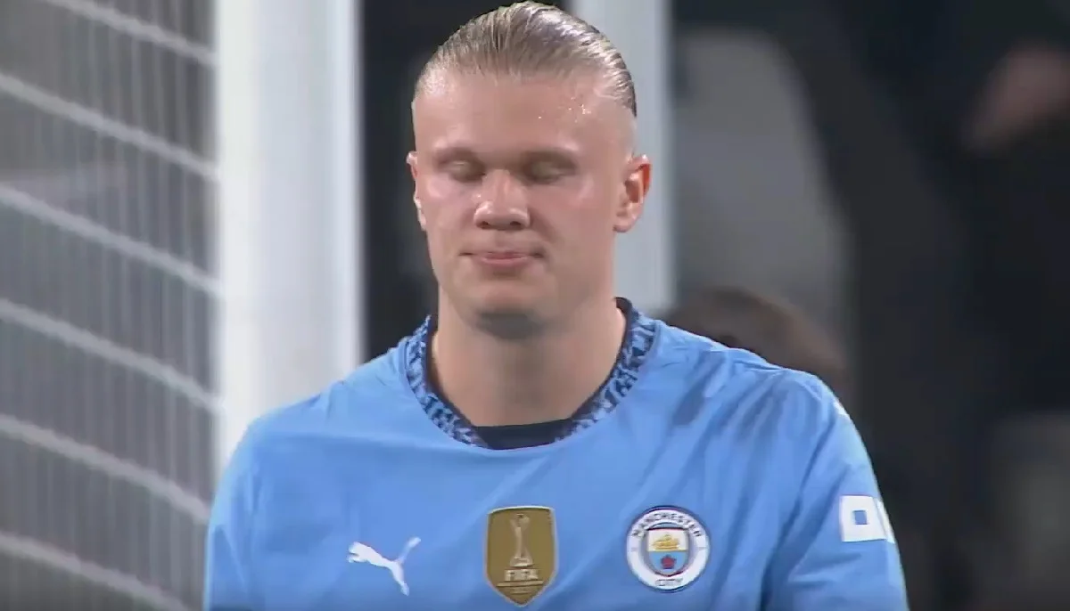 Эрлинг Холанд после незабитого пенальти / Стоп-кадр из видео