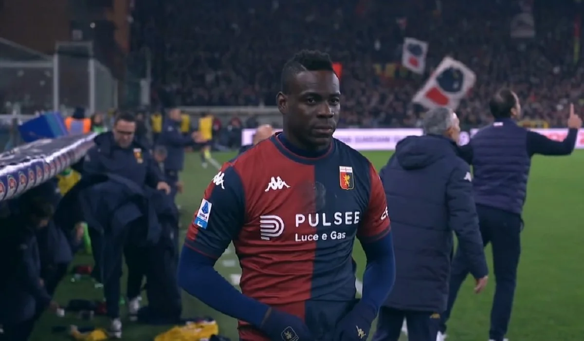 Балотеллі готується вийти на заміну / Скріншот трансляції