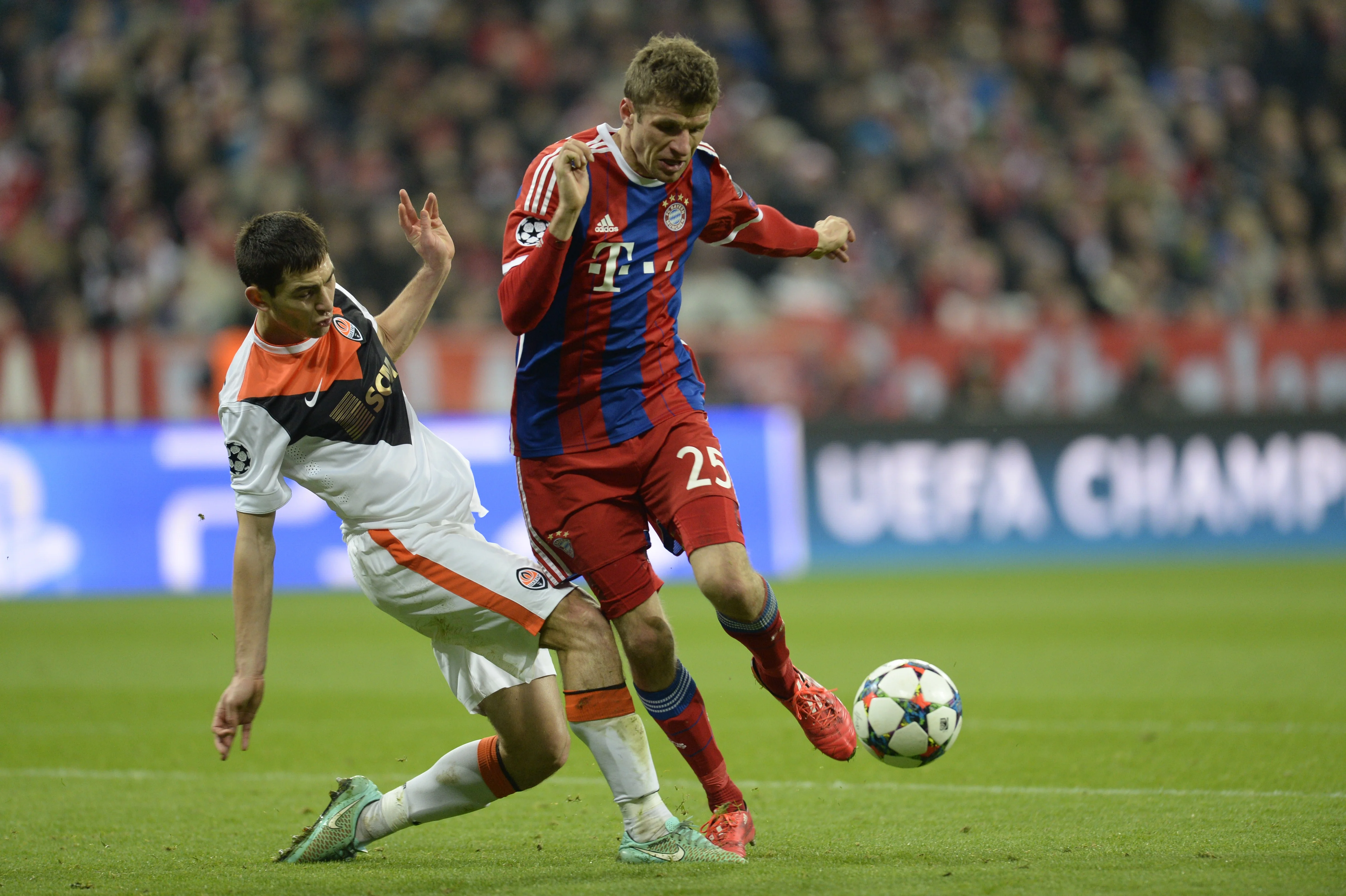 Томас Мюллер и Тарас Степаненко / фото: AFP via Getty Images