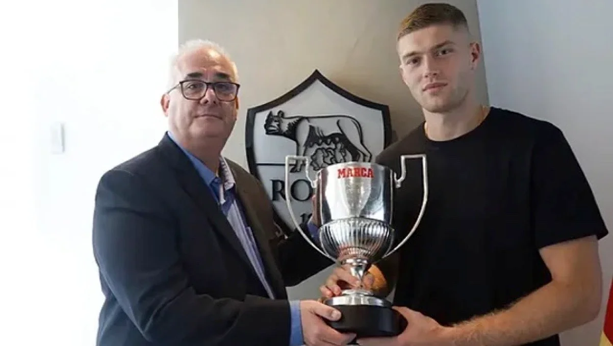 Артем Довбик з трофеєм / фото: Marca