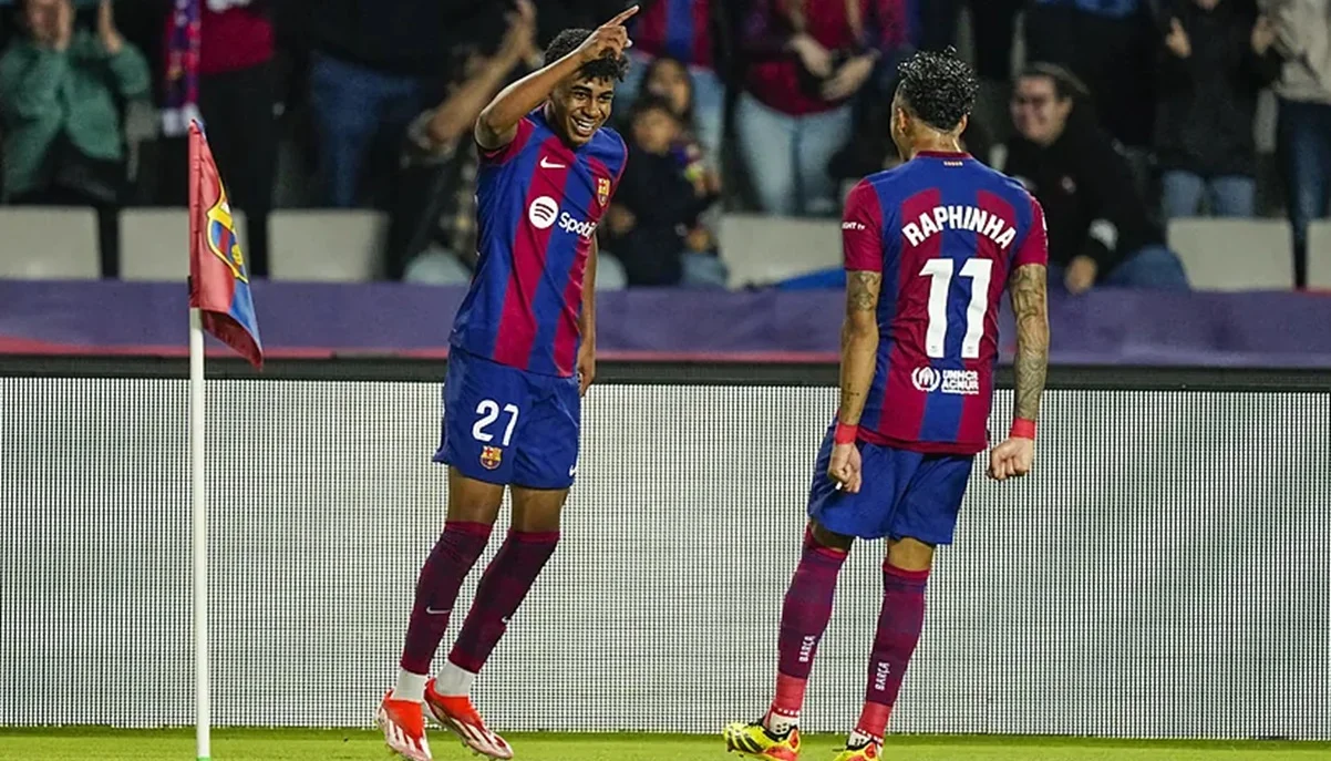 Ламин Ямал и Рафинья / фото: EFE