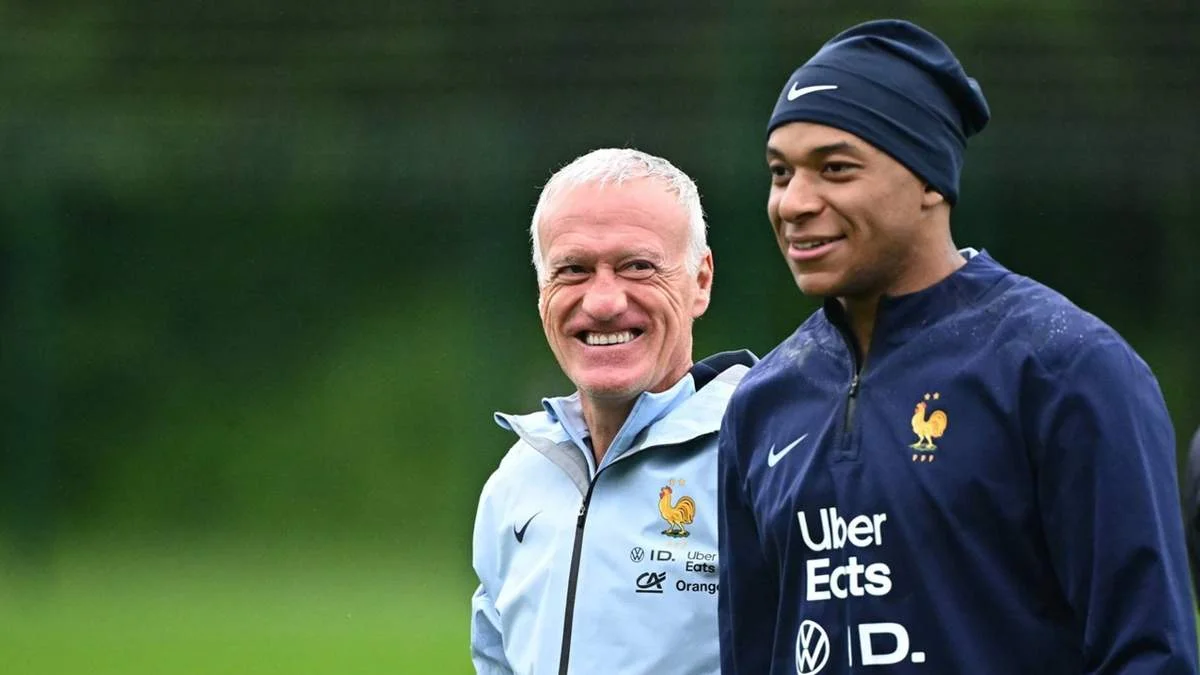 Дідьє Дешам та Кіліан Мбаппе / фото: A. Réau/L'Équipe