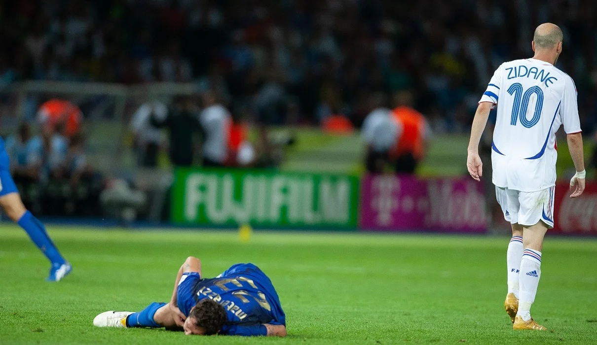Матерацци лежит после удара Зидана / Photo by Simon Bruty/Anychance/Getty Images