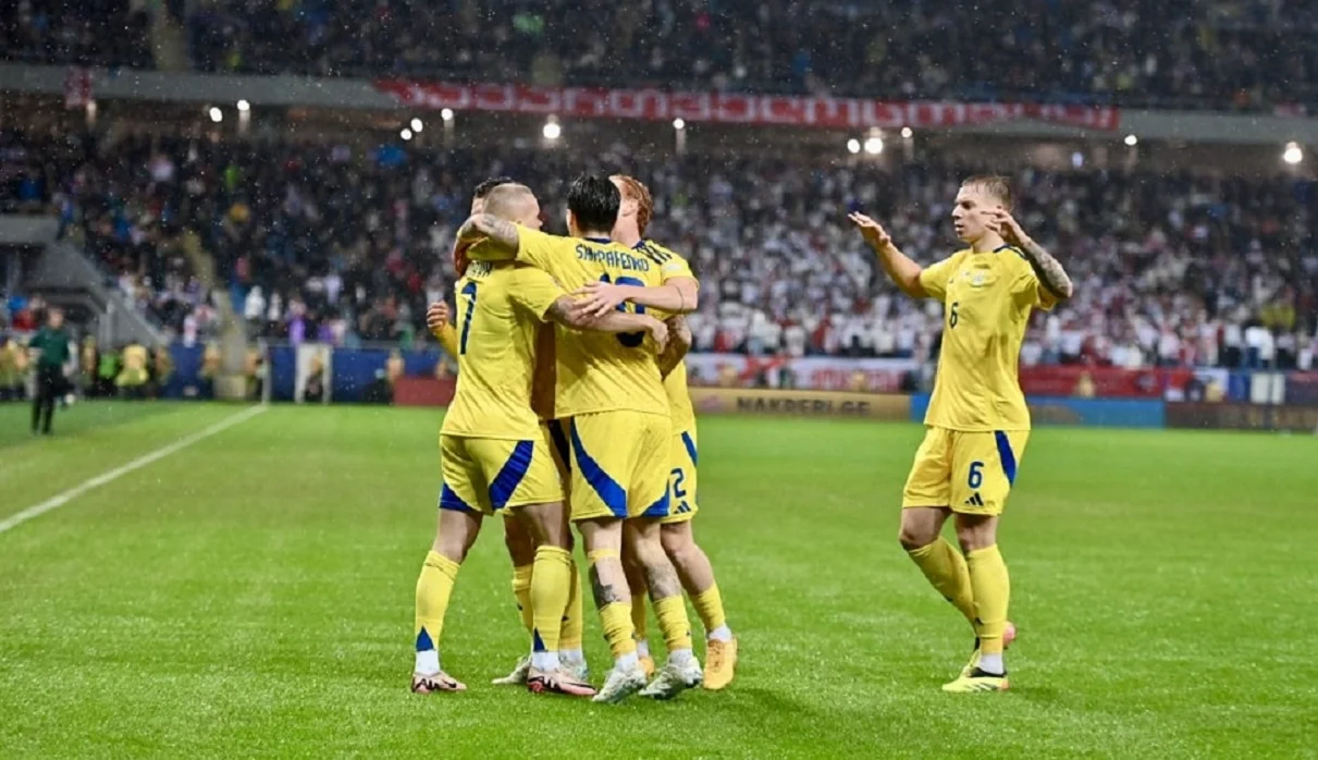 Партнеры обнимают Мудрика / Фото Дана Балашова