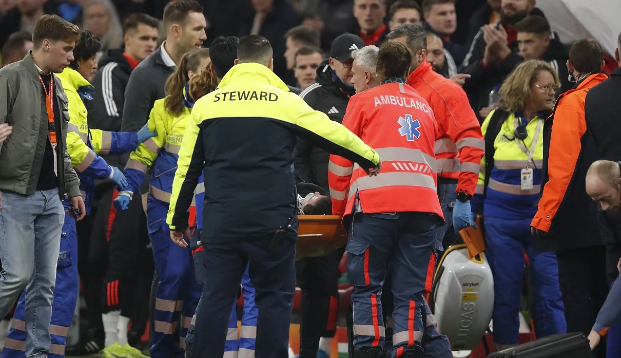 Салая виносять з поля / Photo by ANP via Getty Images