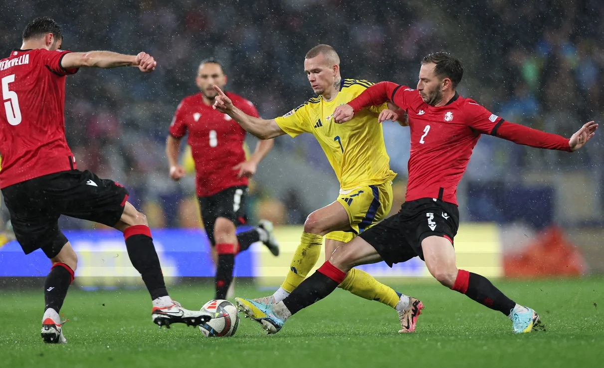 Кверквелия (слева) против Мудрика / Getty Images