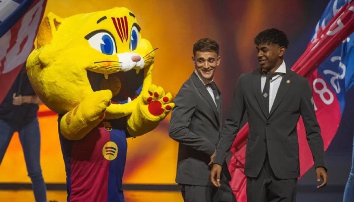 Гаві та Ямал з талісманом клубу / ФК Барселона