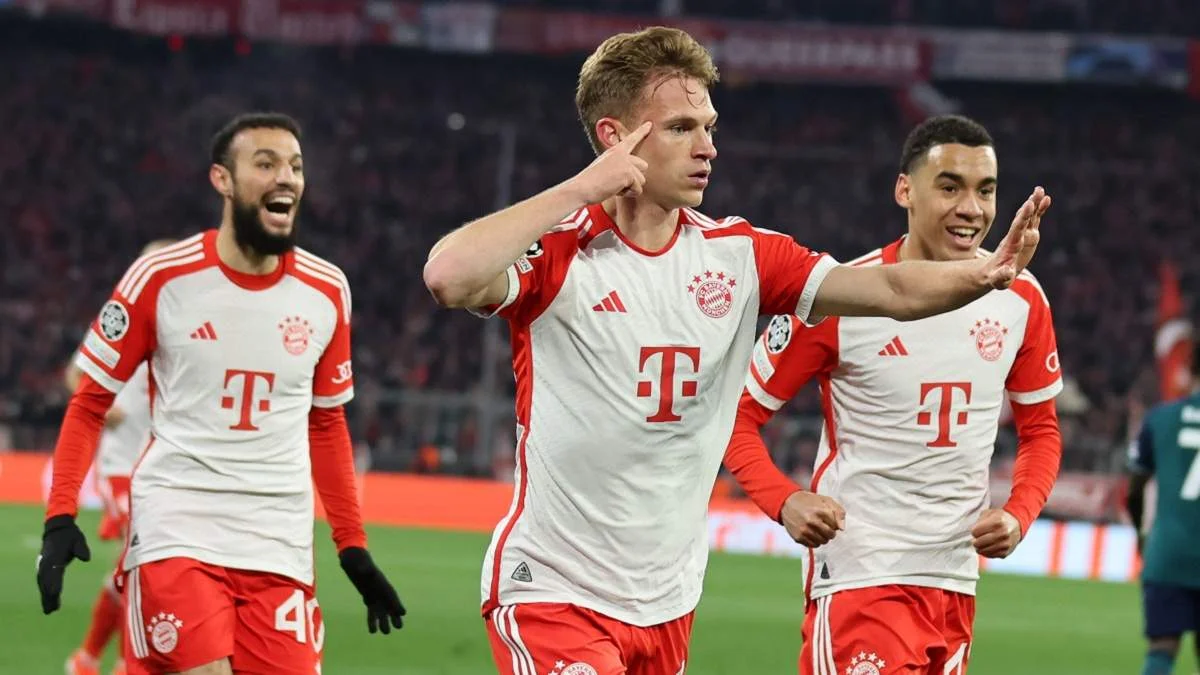 Йозуа Кімміх (посередині) та Джамал Мусіала (праворуч) / Getty Images