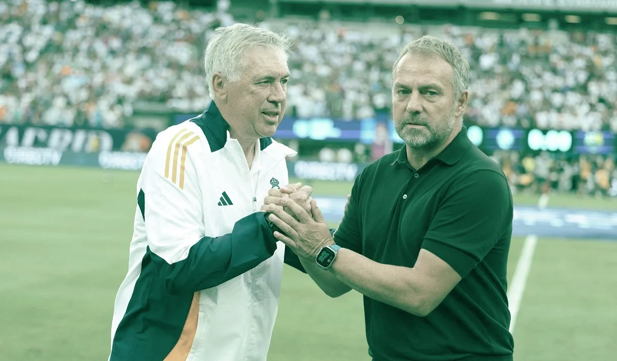 Анчелотті і Флік на "гойдалках" / Photo by CHARLY TRIBALLEAU/AFP via Getty Images