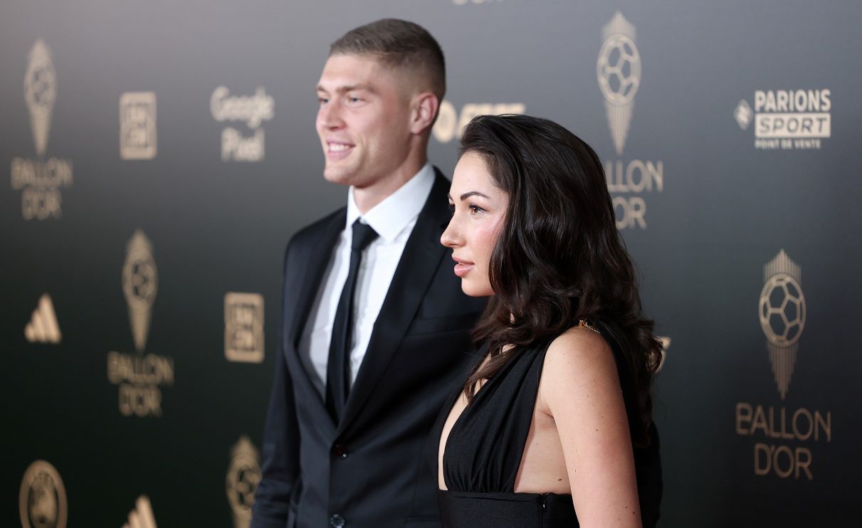 Артем Довбик с женой Юлией на церемонии "Золотого мяча" / Getty Images