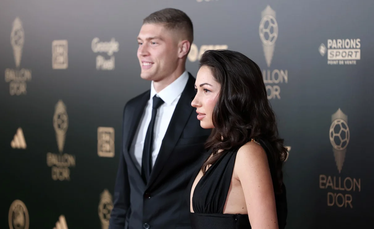 Артем Довбик с женой Юлией на церемонии "Золотого мяча" / Getty Images