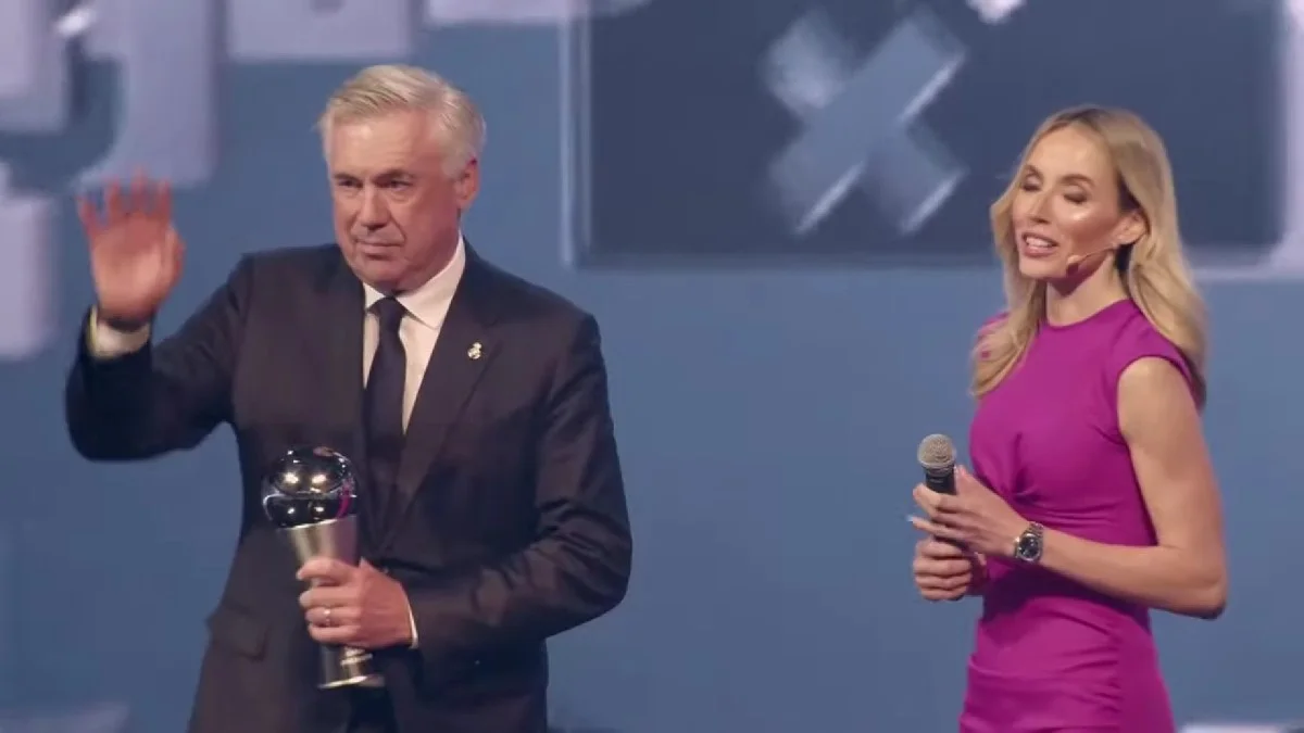 Карло Анчелотти с наградой лучшему тренеру года 2024 / скриншот