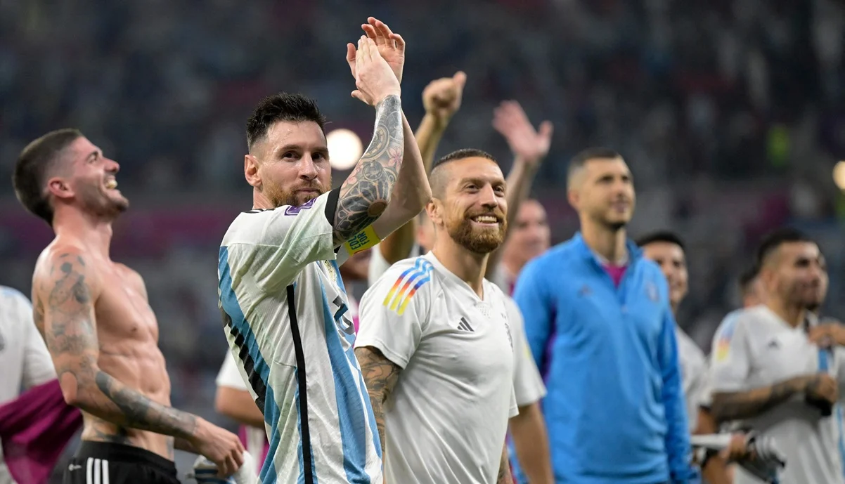 Мессі та Папу Гомес / фото: JUAN MABROMATA/AFP via Getty Images