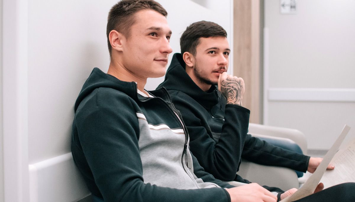 Гравці Динамо проходять медогляд / Фото О. Васильєва