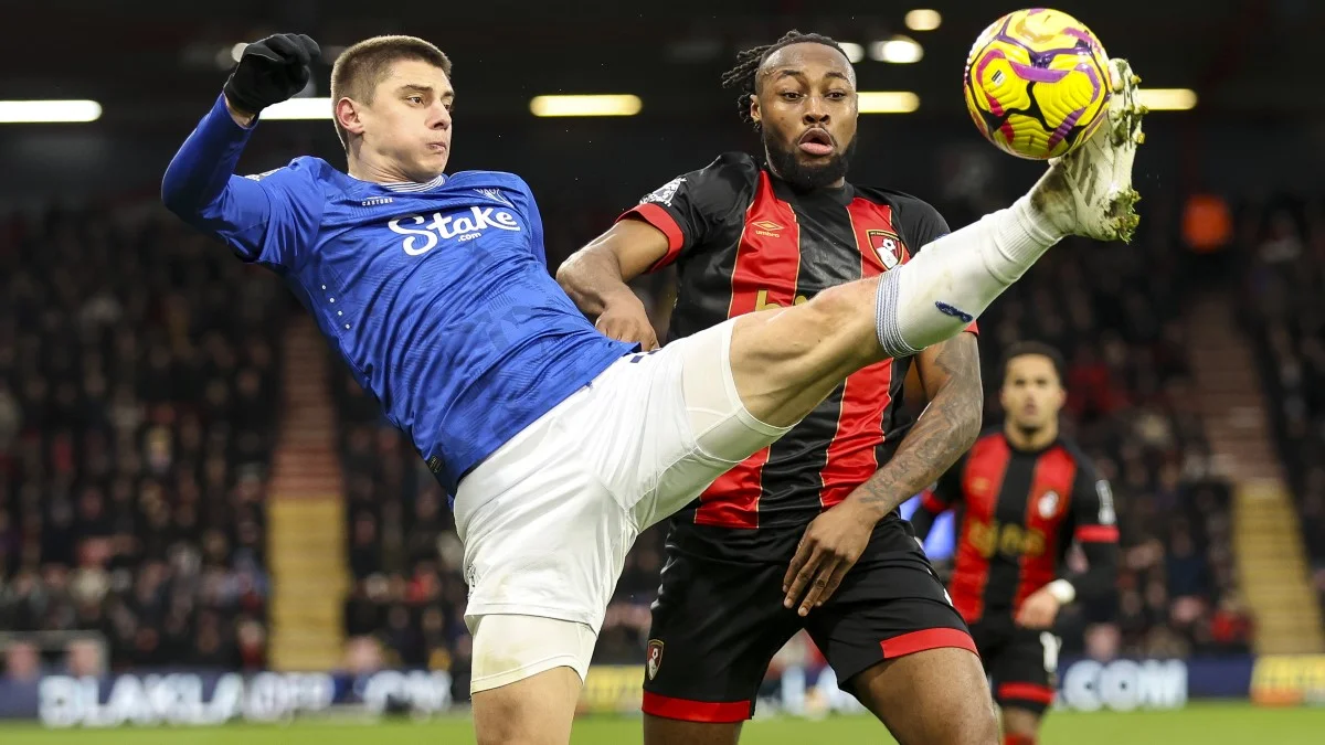 Віталій Миколенко проти Антоніо Семеньо / Getty Images