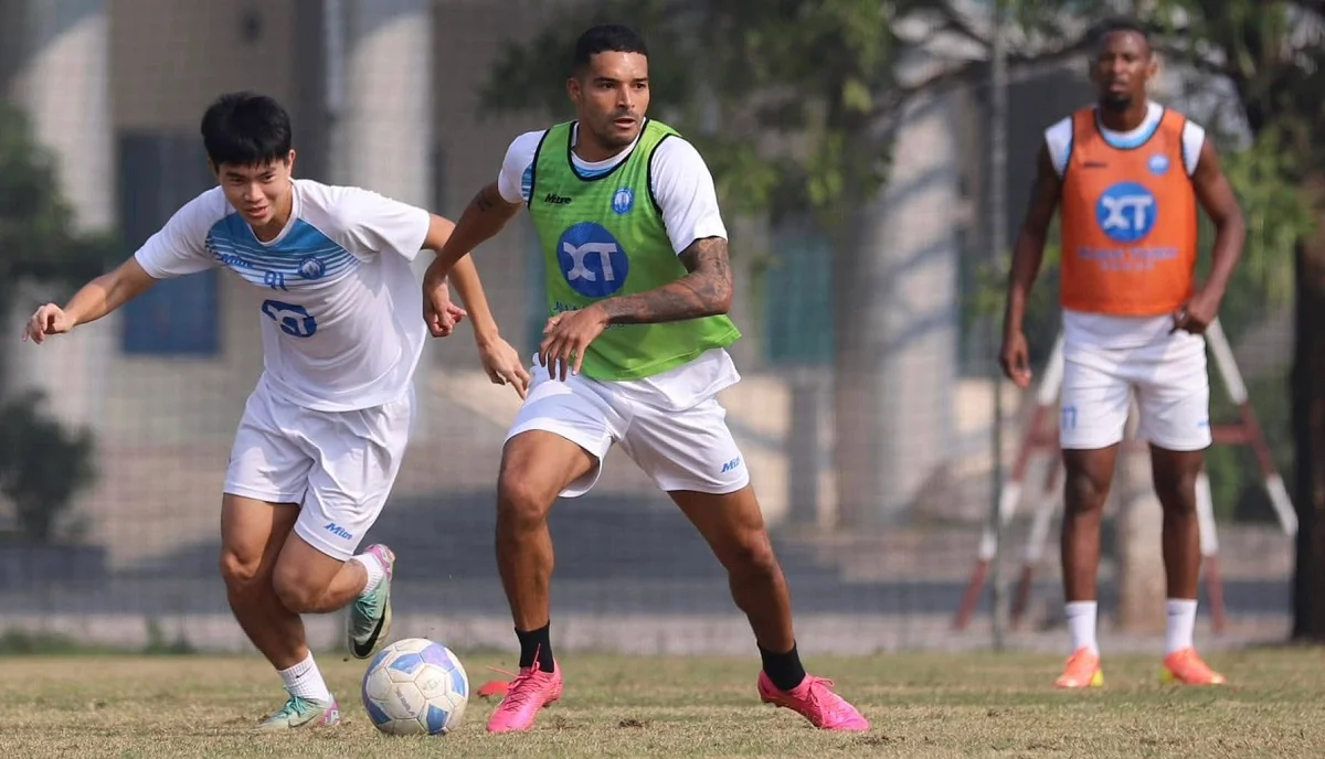 Шина (в центре) / ФК Намдинь