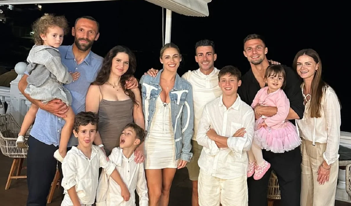 Гравці Мальорки з дружинами та дітьми / Фото зі соцмереж