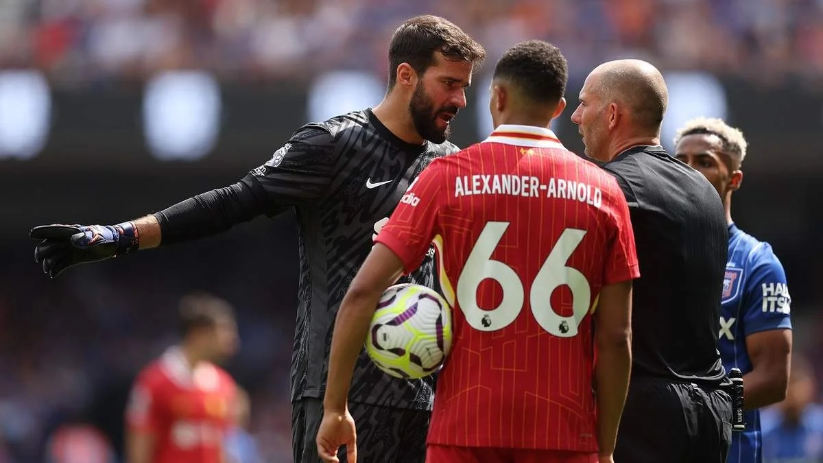 Трент Александер-Арнольд и Алиссон / Photo by Julian Finney/Getty Images