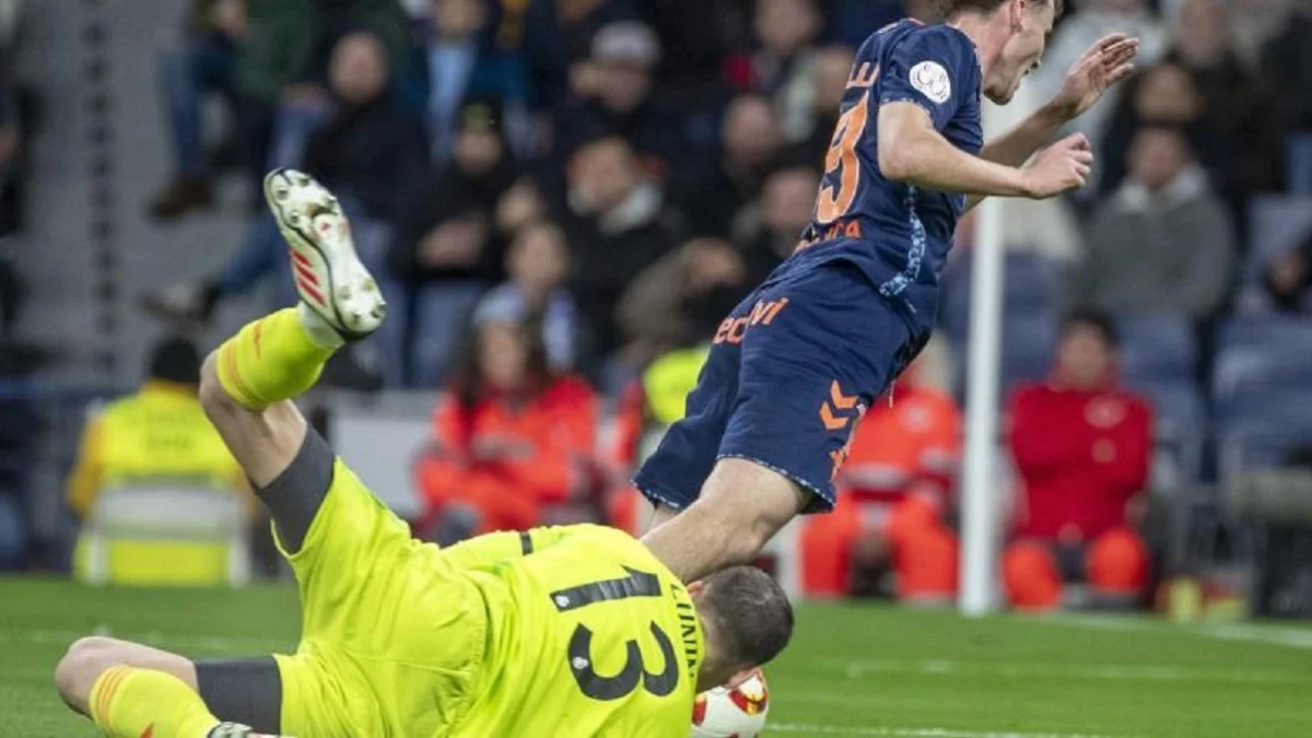 Андрій Лунін в епізоді з можливим пенальті у ворота Реала / Sirvent