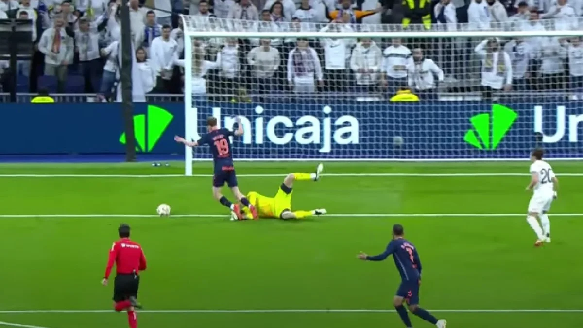 Андрій Лунін в епізоді з можливим пенальті у ворота Реала / скріншот