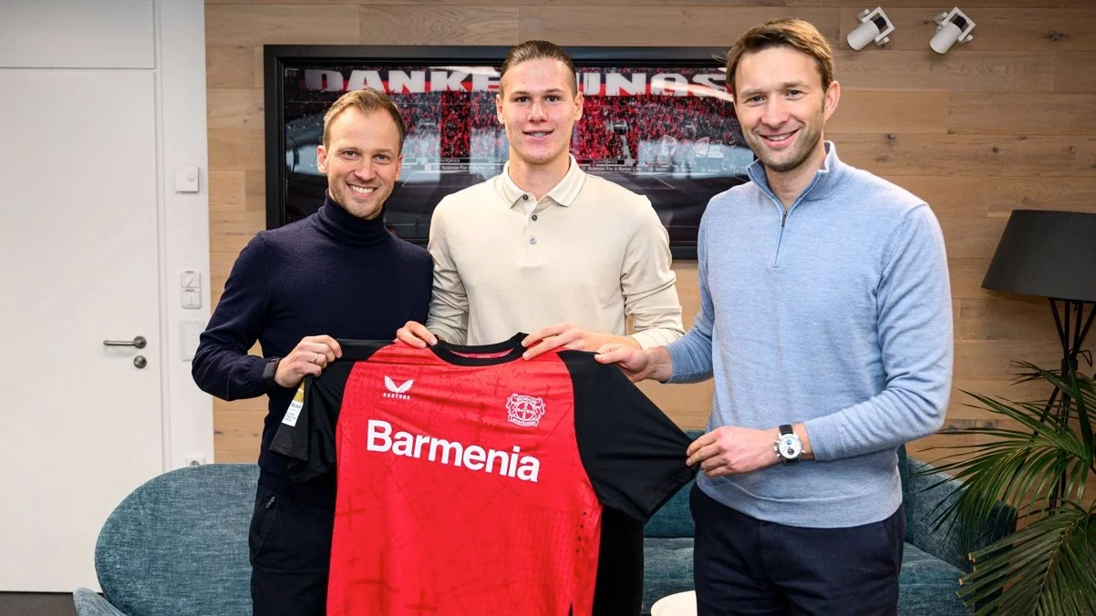 Артем Степанов (в центрі) / ФК Байєр