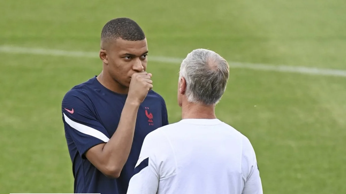 Мбаппе та Дешам / фото: S. Mantey/L'Équipe