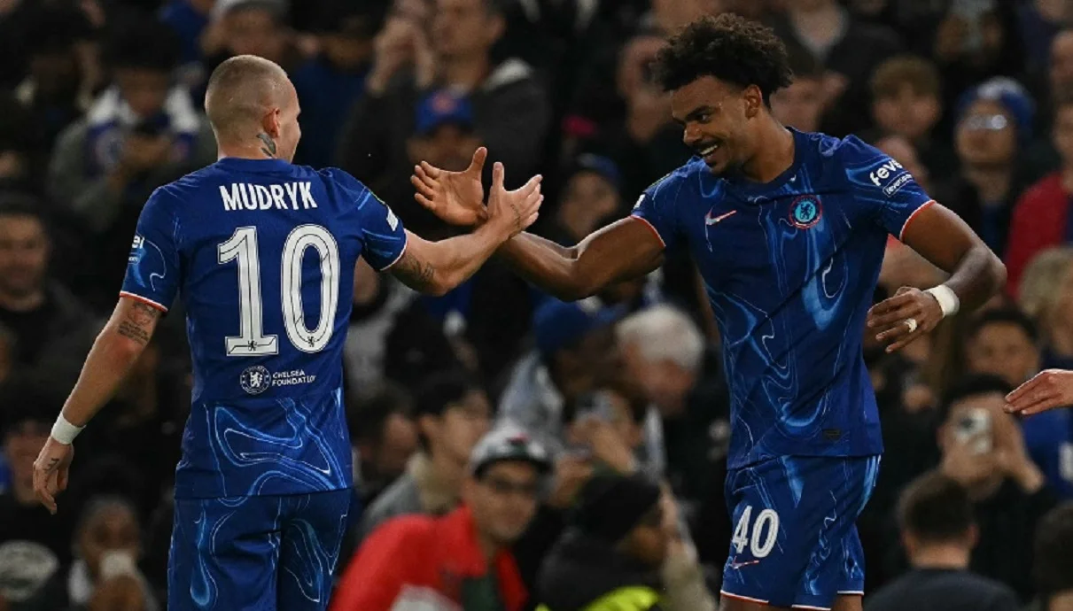 Мудрик і Вейга/ Photo by GLYN KIRK/AFP via Getty Images