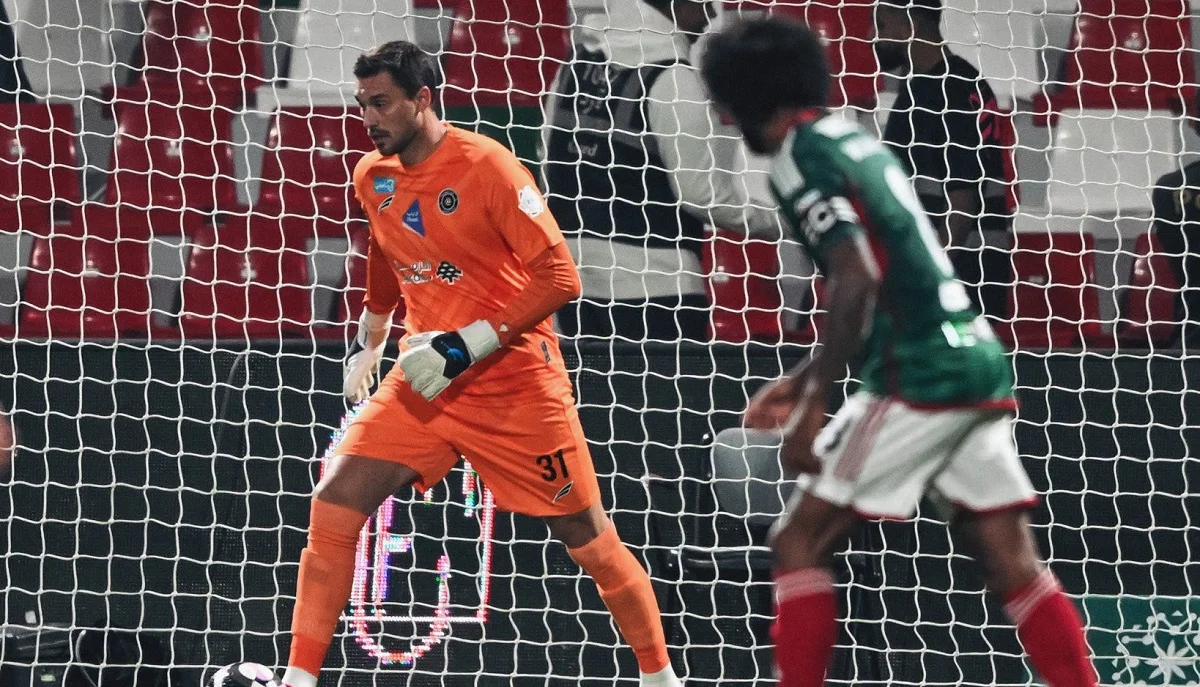 Георгій Бущан у дебютному матчі за Аль-Шабаб (ліворуч) / Аль-Шабаб