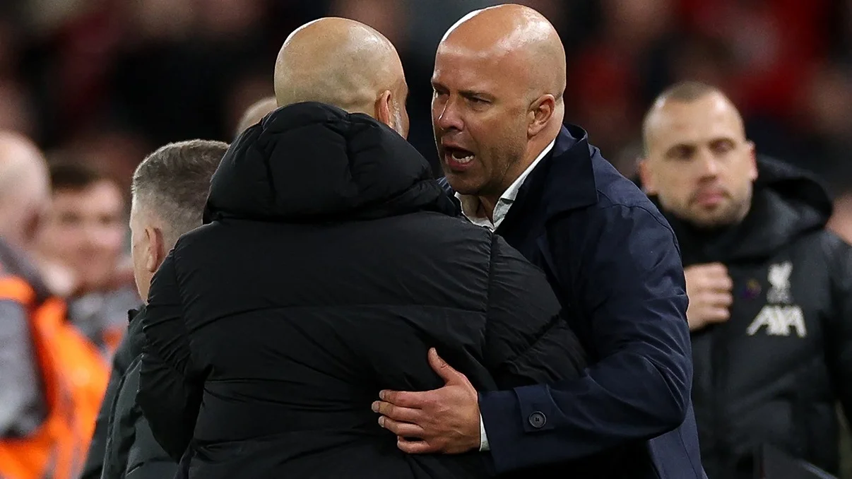 Гвардіола та Слот / фото: ADRIAN DENNIS/AFP via Getty Images