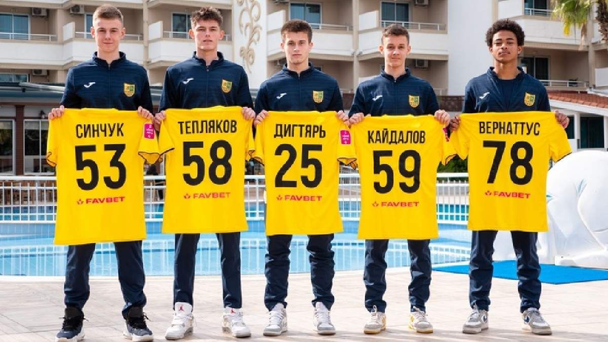 Ребята могли так позировать с футболками Шахтера / Фото пресс-службы Металлиста